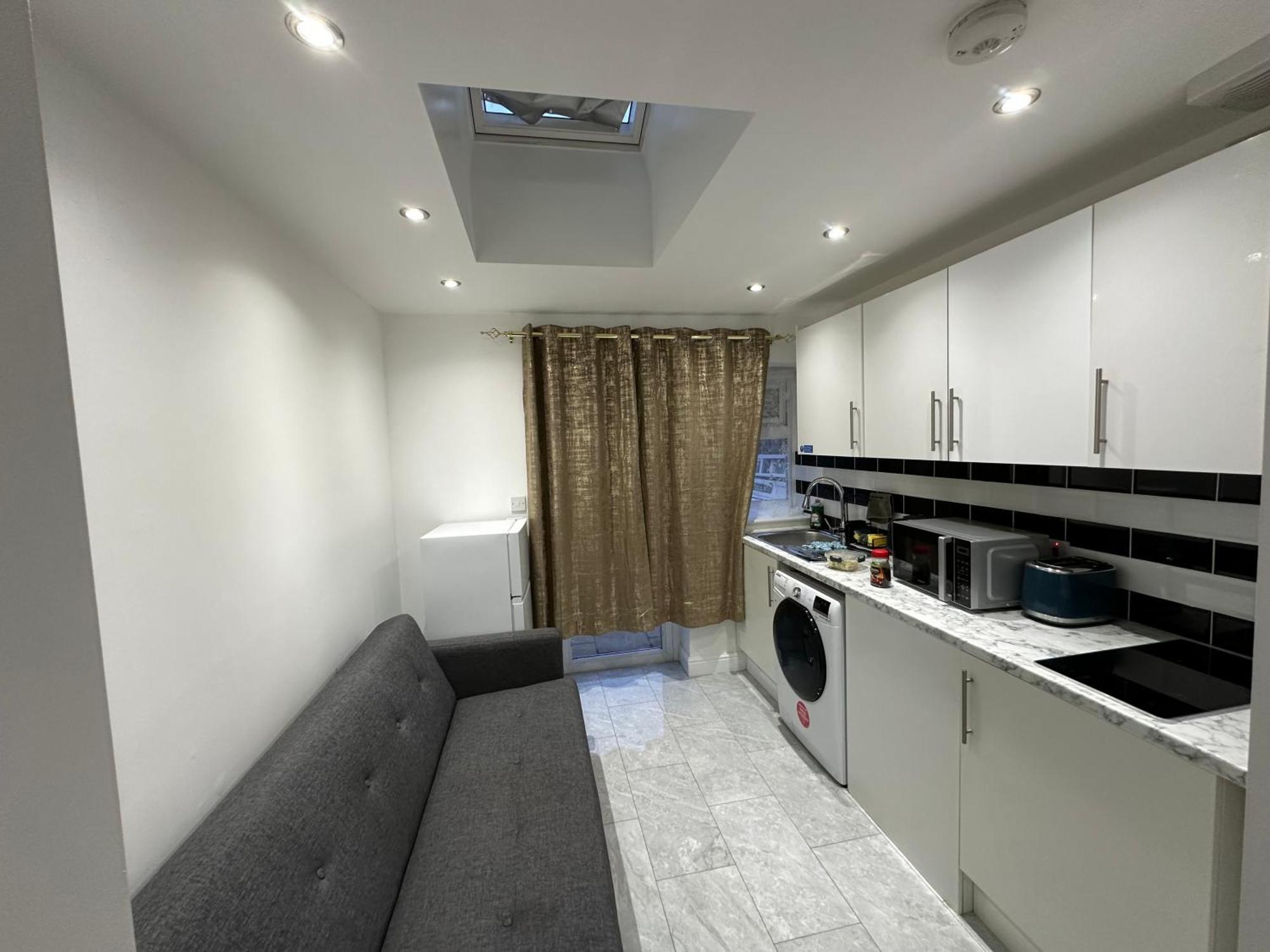 4Th Studio Flat With Private Own Bathroom A London Luxury Family Home Setup And Furnished With Double Bed Plus A Double Futon-Sofa Bed A Single Futon Bed A Baby Cot And Garden And Free Parking Exterior photo