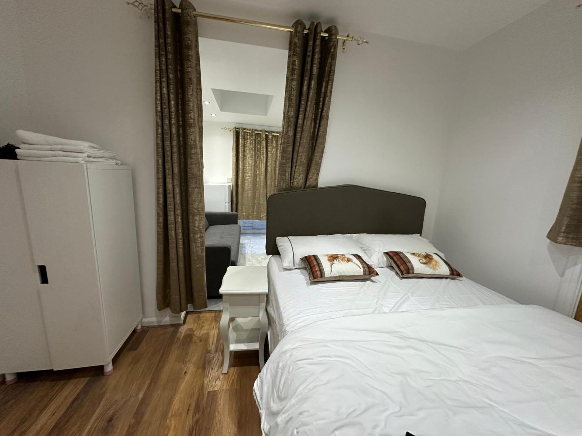 4Th Studio Flat With Private Own Bathroom A London Luxury Family Home Setup And Furnished With Double Bed Plus A Double Futon-Sofa Bed A Single Futon Bed A Baby Cot And Garden And Free Parking Exterior photo
