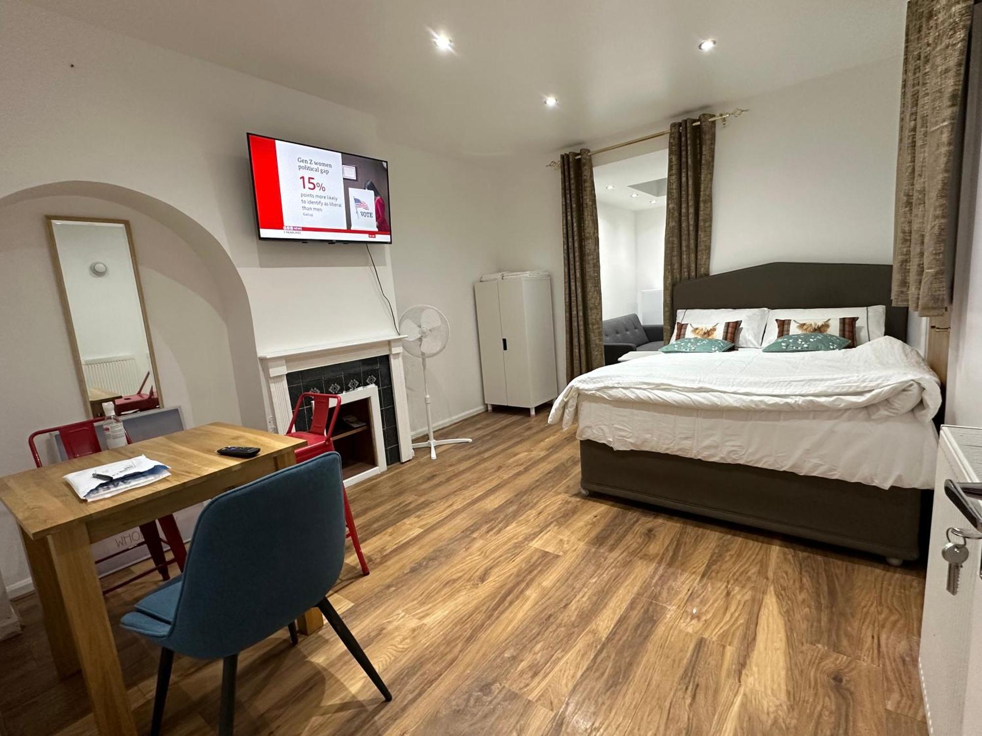 4Th Studio Flat With Private Own Bathroom A London Luxury Family Home Setup And Furnished With Double Bed Plus A Double Futon-Sofa Bed A Single Futon Bed A Baby Cot And Garden And Free Parking Exterior photo