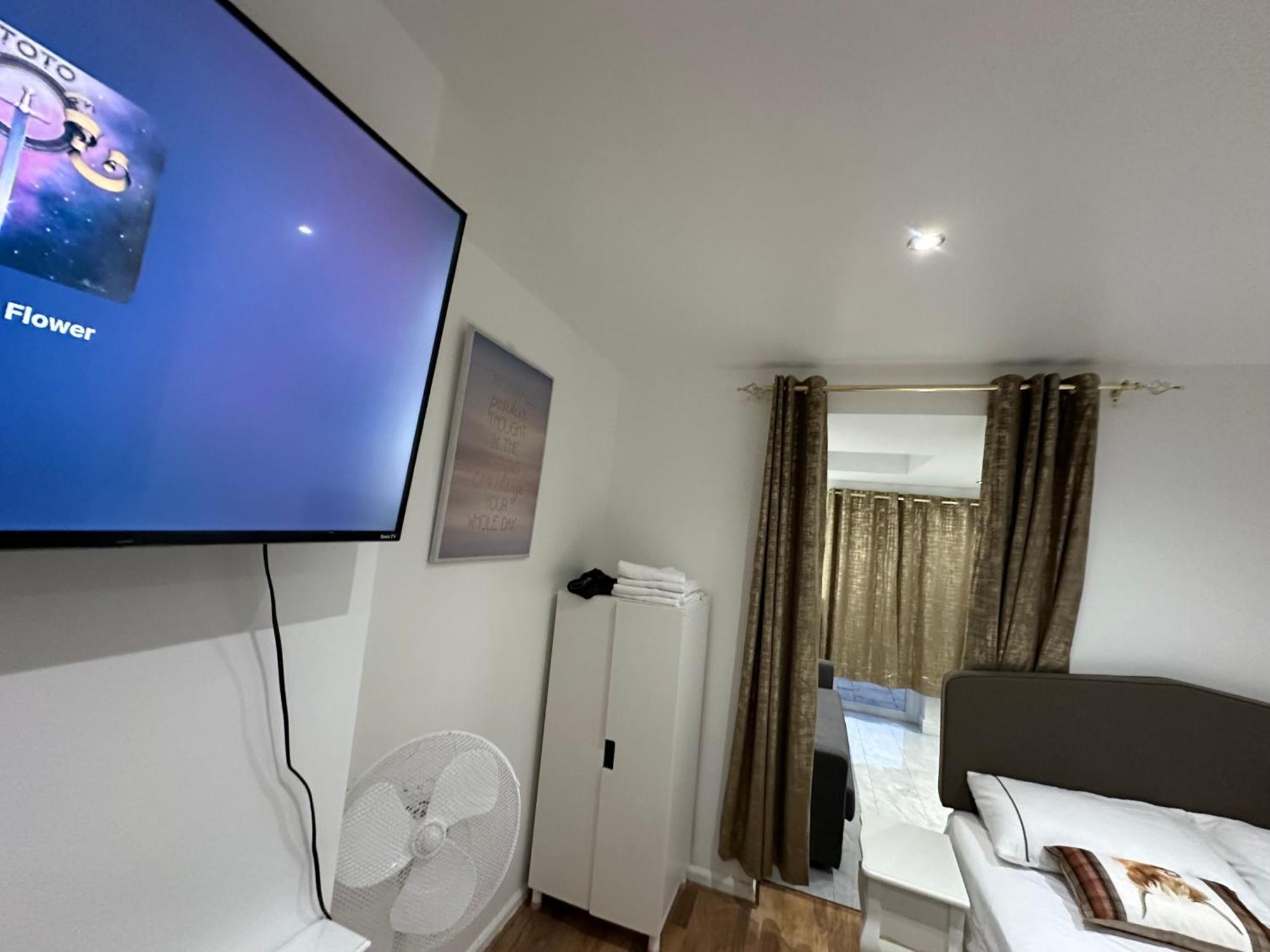 4Th Studio Flat With Private Own Bathroom A London Luxury Family Home Setup And Furnished With Double Bed Plus A Double Futon-Sofa Bed A Single Futon Bed A Baby Cot And Garden And Free Parking Exterior photo