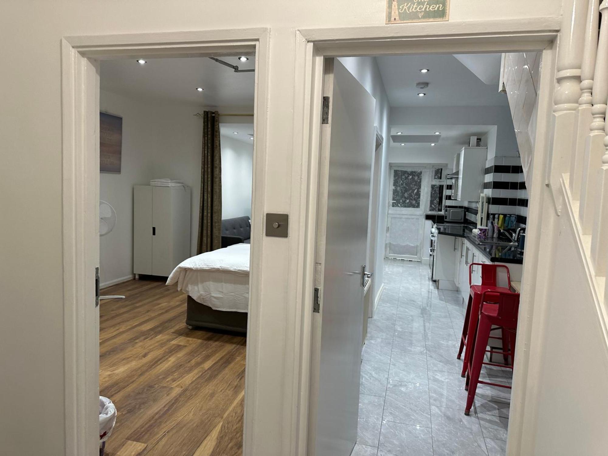 4Th Studio Flat With Private Own Bathroom A London Luxury Family Home Setup And Furnished With Double Bed Plus A Double Futon-Sofa Bed A Single Futon Bed A Baby Cot And Garden And Free Parking Exterior photo