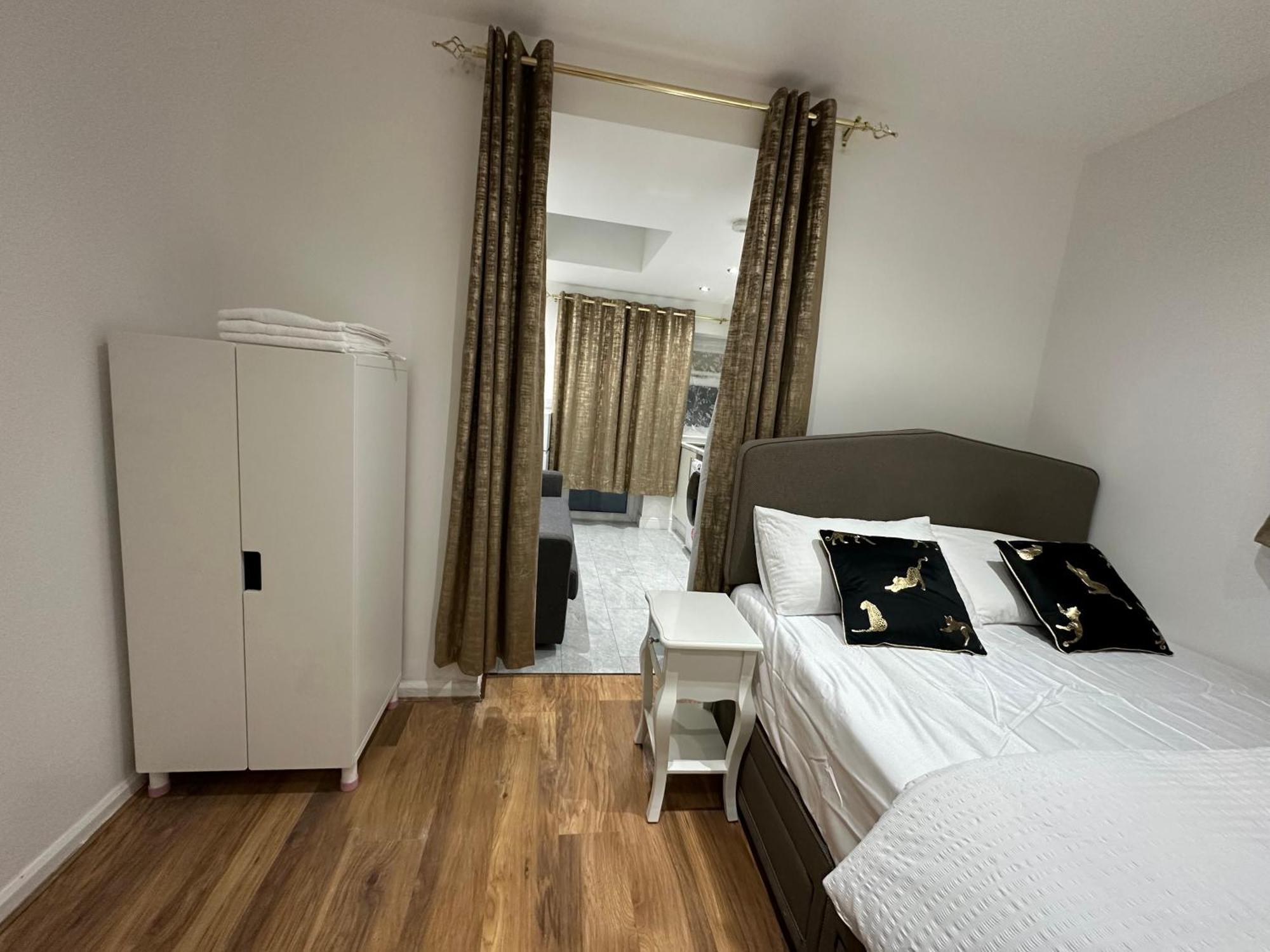 4Th Studio Flat With Private Own Bathroom A London Luxury Family Home Setup And Furnished With Double Bed Plus A Double Futon-Sofa Bed A Single Futon Bed A Baby Cot And Garden And Free Parking Exterior photo