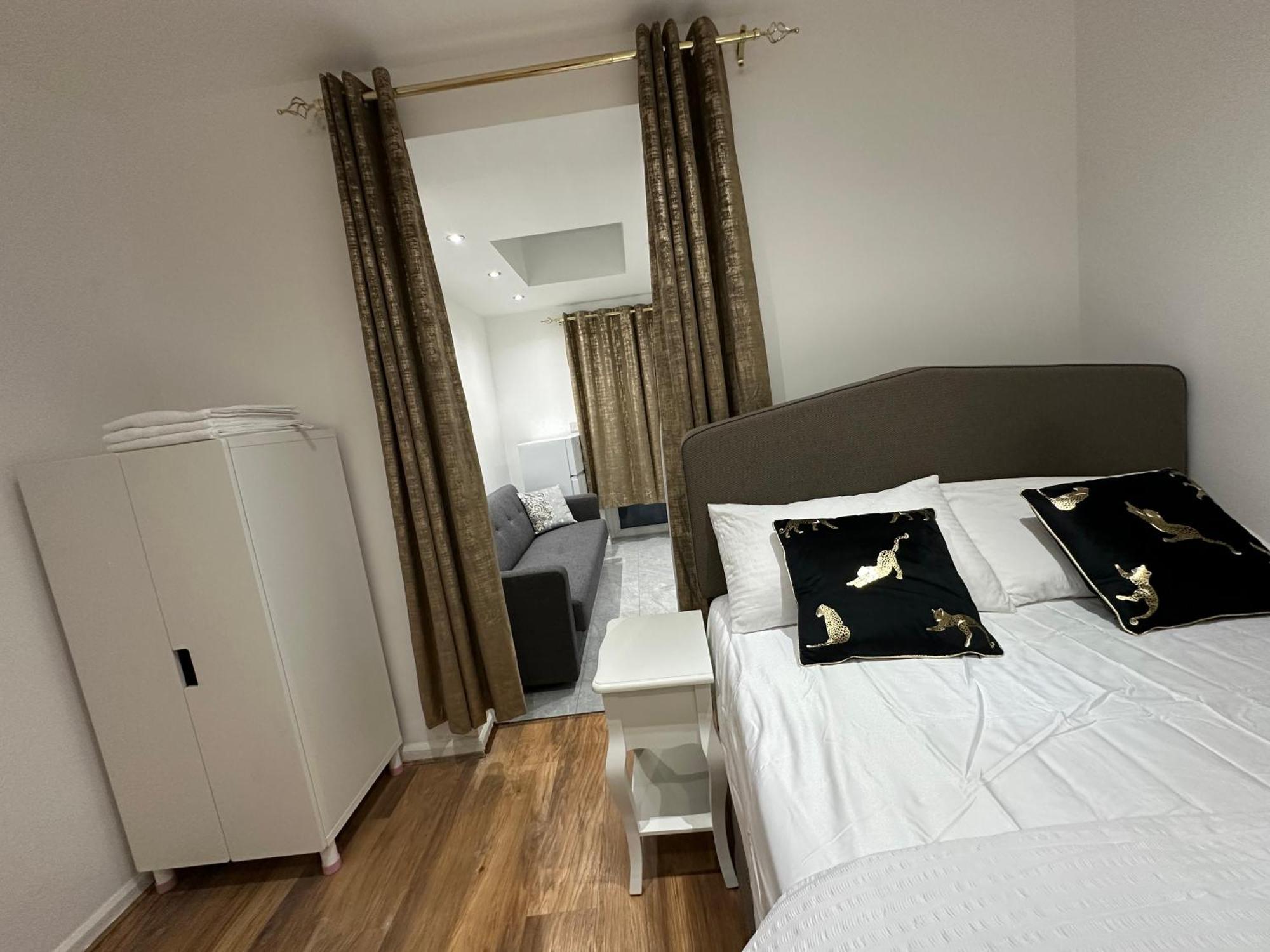 4Th Studio Flat With Private Own Bathroom A London Luxury Family Home Setup And Furnished With Double Bed Plus A Double Futon-Sofa Bed A Single Futon Bed A Baby Cot And Garden And Free Parking Exterior photo