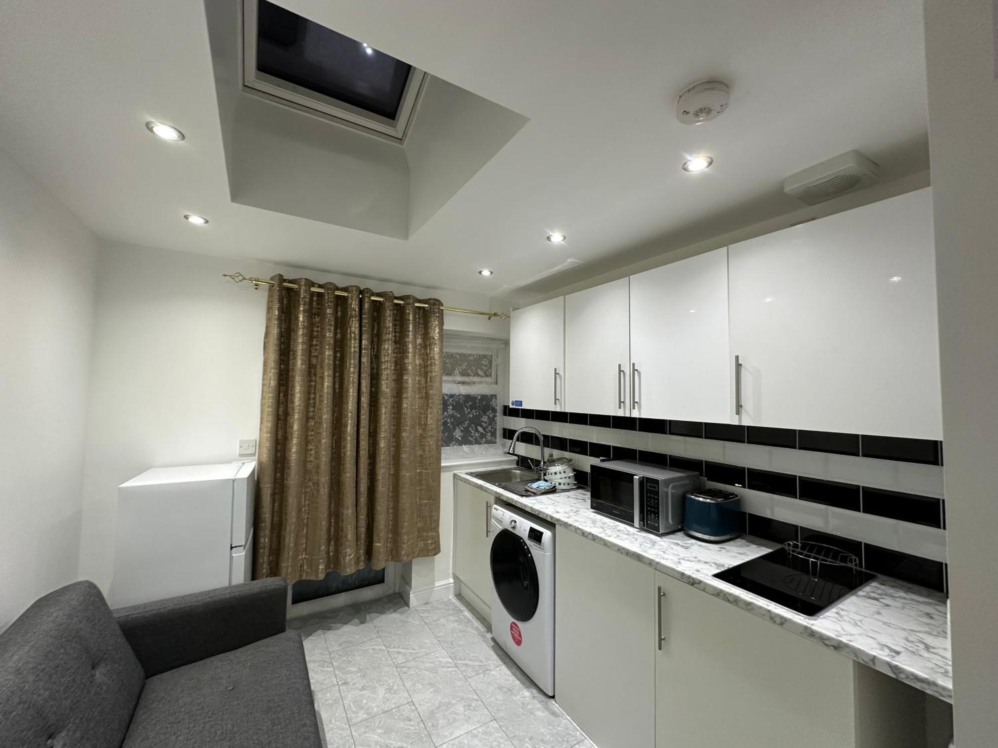 4Th Studio Flat With Private Own Bathroom A London Luxury Family Home Setup And Furnished With Double Bed Plus A Double Futon-Sofa Bed A Single Futon Bed A Baby Cot And Garden And Free Parking Exterior photo