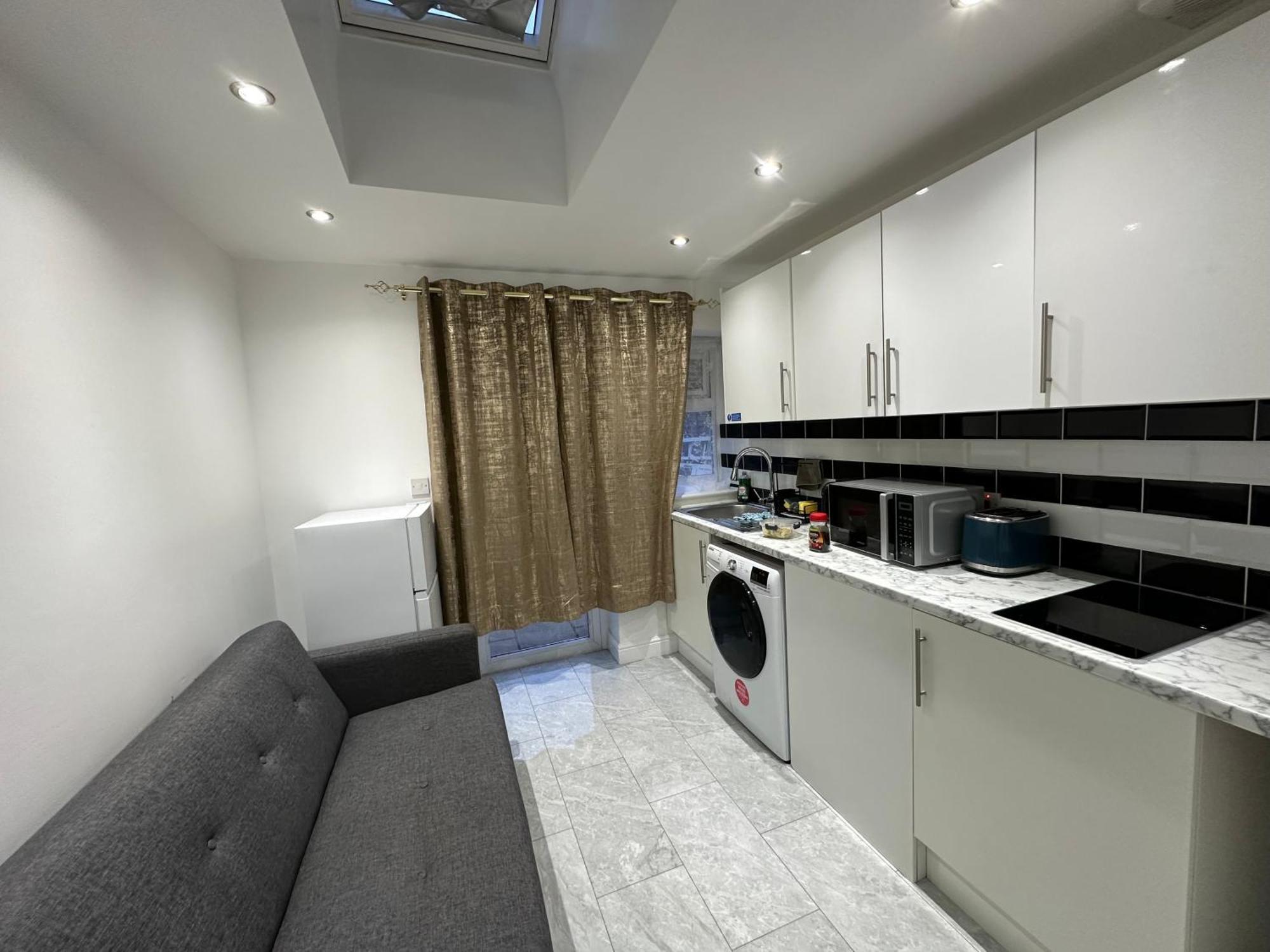4Th Studio Flat With Private Own Bathroom A London Luxury Family Home Setup And Furnished With Double Bed Plus A Double Futon-Sofa Bed A Single Futon Bed A Baby Cot And Garden And Free Parking Exterior photo