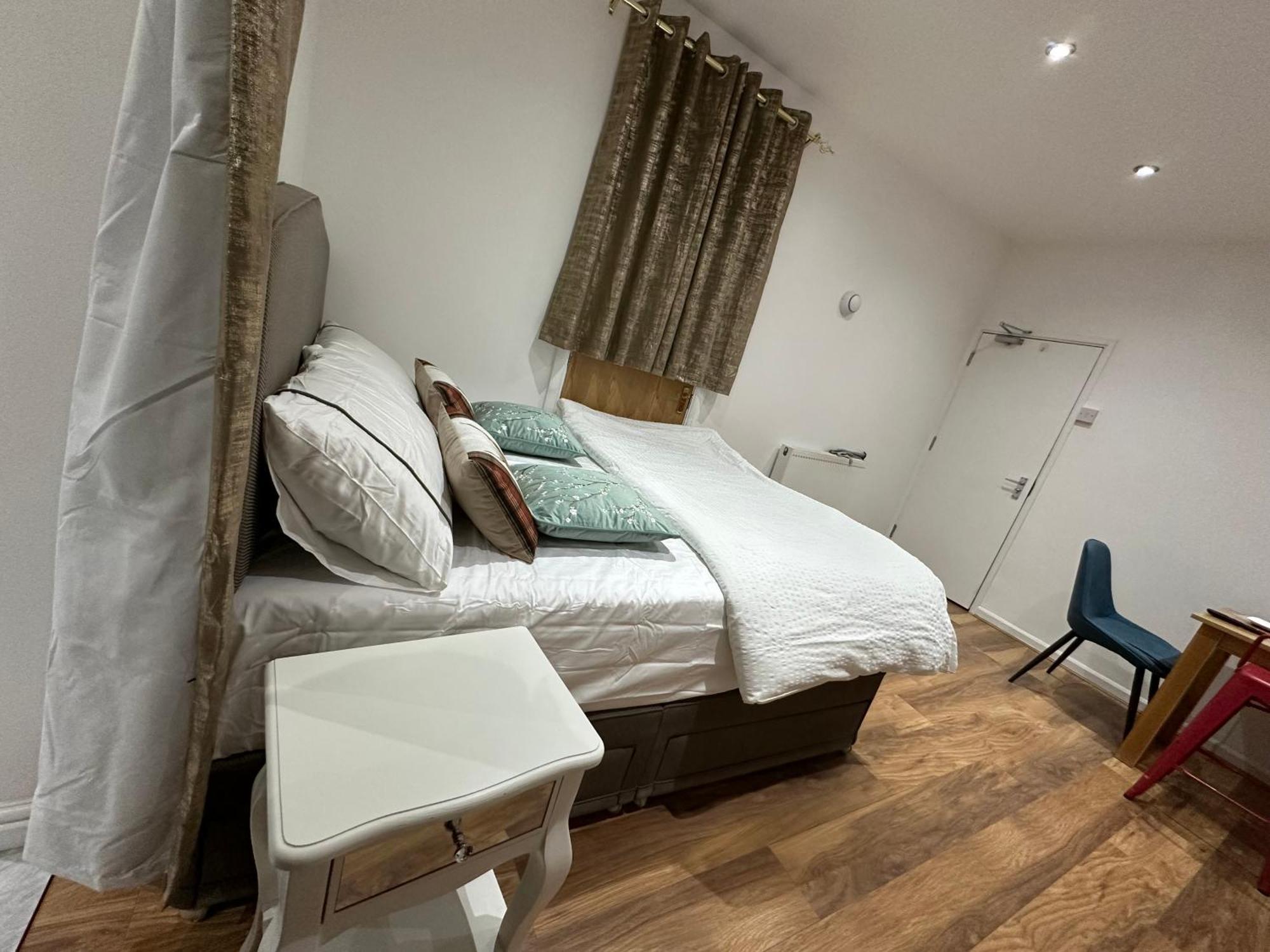 4Th Studio Flat With Private Own Bathroom A London Luxury Family Home Setup And Furnished With Double Bed Plus A Double Futon-Sofa Bed A Single Futon Bed A Baby Cot And Garden And Free Parking Exterior photo