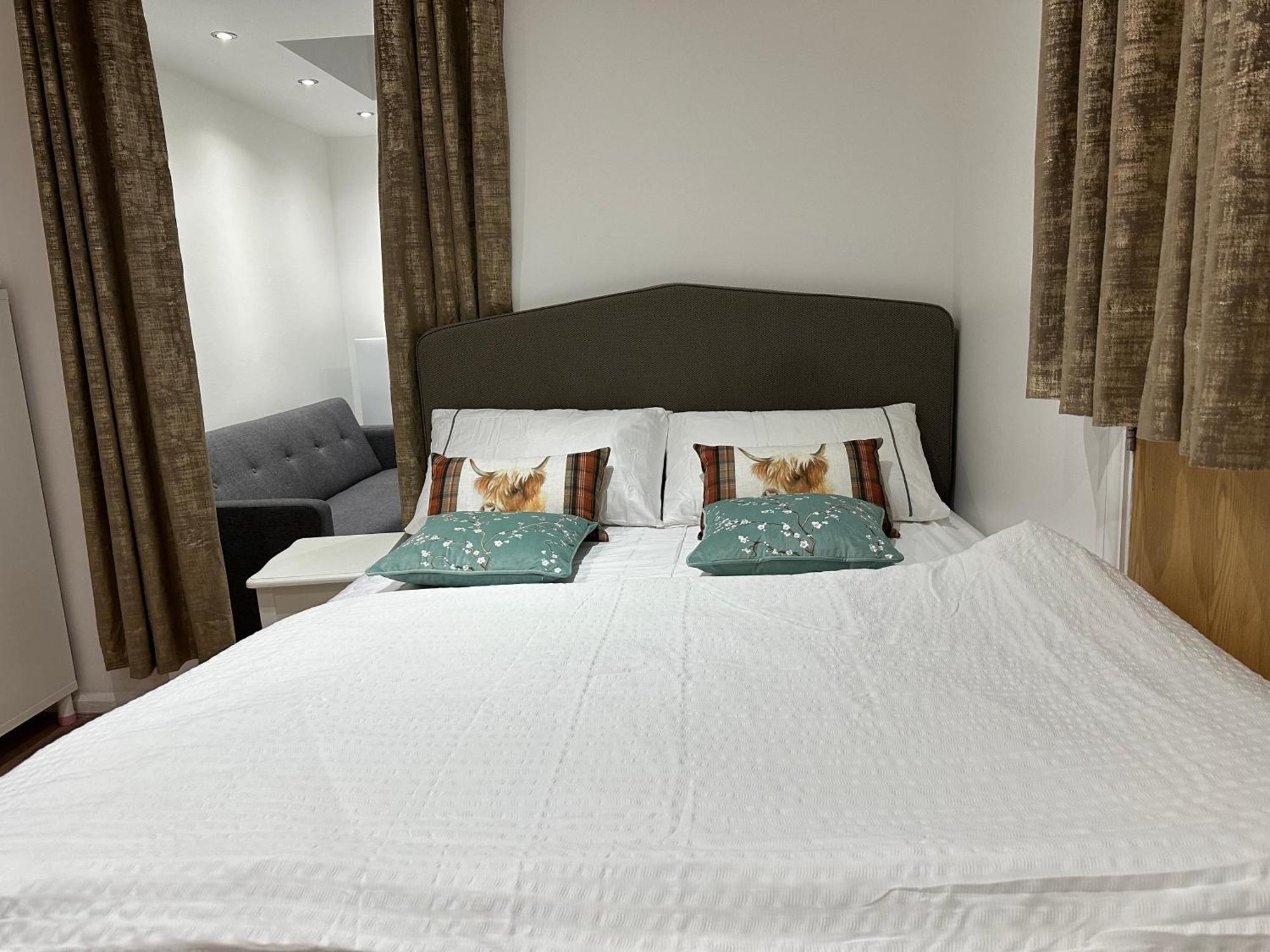 4Th Studio Flat With Private Own Bathroom A London Luxury Family Home Setup And Furnished With Double Bed Plus A Double Futon-Sofa Bed A Single Futon Bed A Baby Cot And Garden And Free Parking Exterior photo