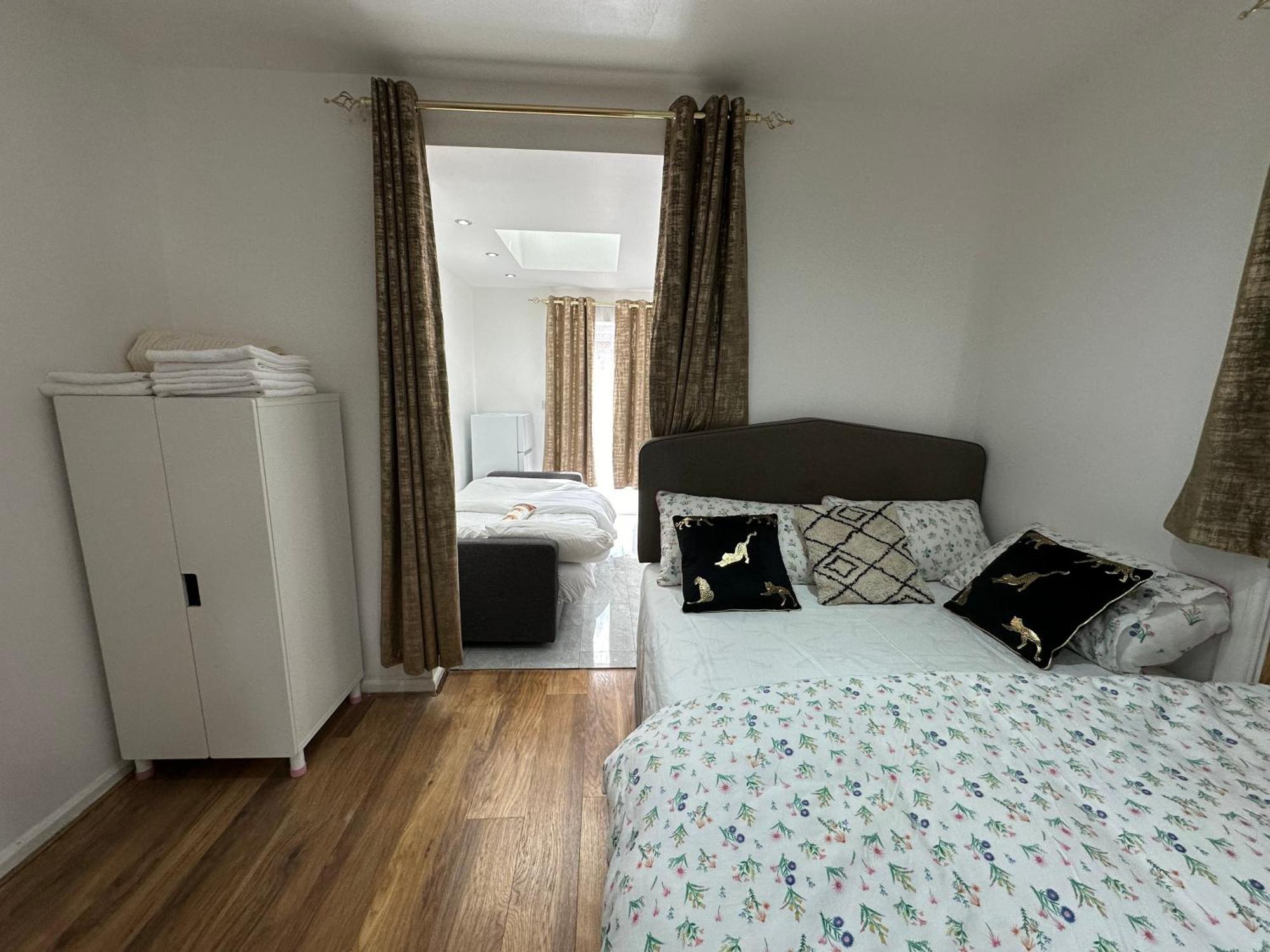 4Th Studio Flat With Private Own Bathroom A London Luxury Family Home Setup And Furnished With Double Bed Plus A Double Futon-Sofa Bed A Single Futon Bed A Baby Cot And Garden And Free Parking Exterior photo