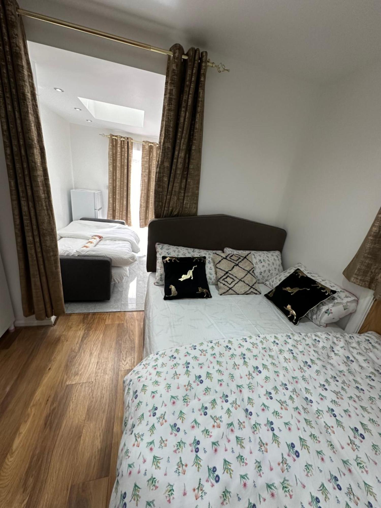 4Th Studio Flat With Private Own Bathroom A London Luxury Family Home Setup And Furnished With Double Bed Plus A Double Futon-Sofa Bed A Single Futon Bed A Baby Cot And Garden And Free Parking Exterior photo