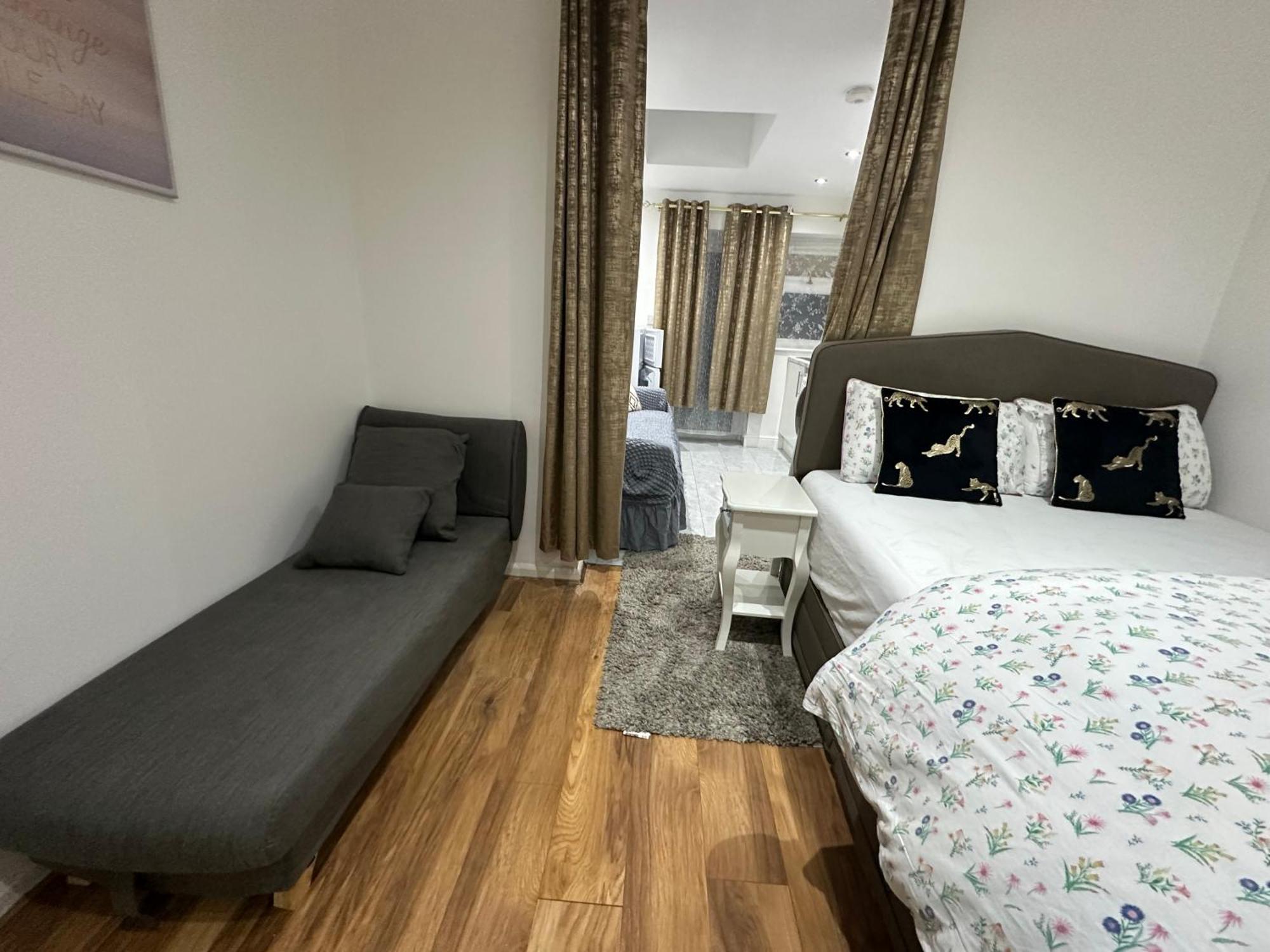 4Th Studio Flat With Private Own Bathroom A London Luxury Family Home Setup And Furnished With Double Bed Plus A Double Futon-Sofa Bed A Single Futon Bed A Baby Cot And Garden And Free Parking Exterior photo