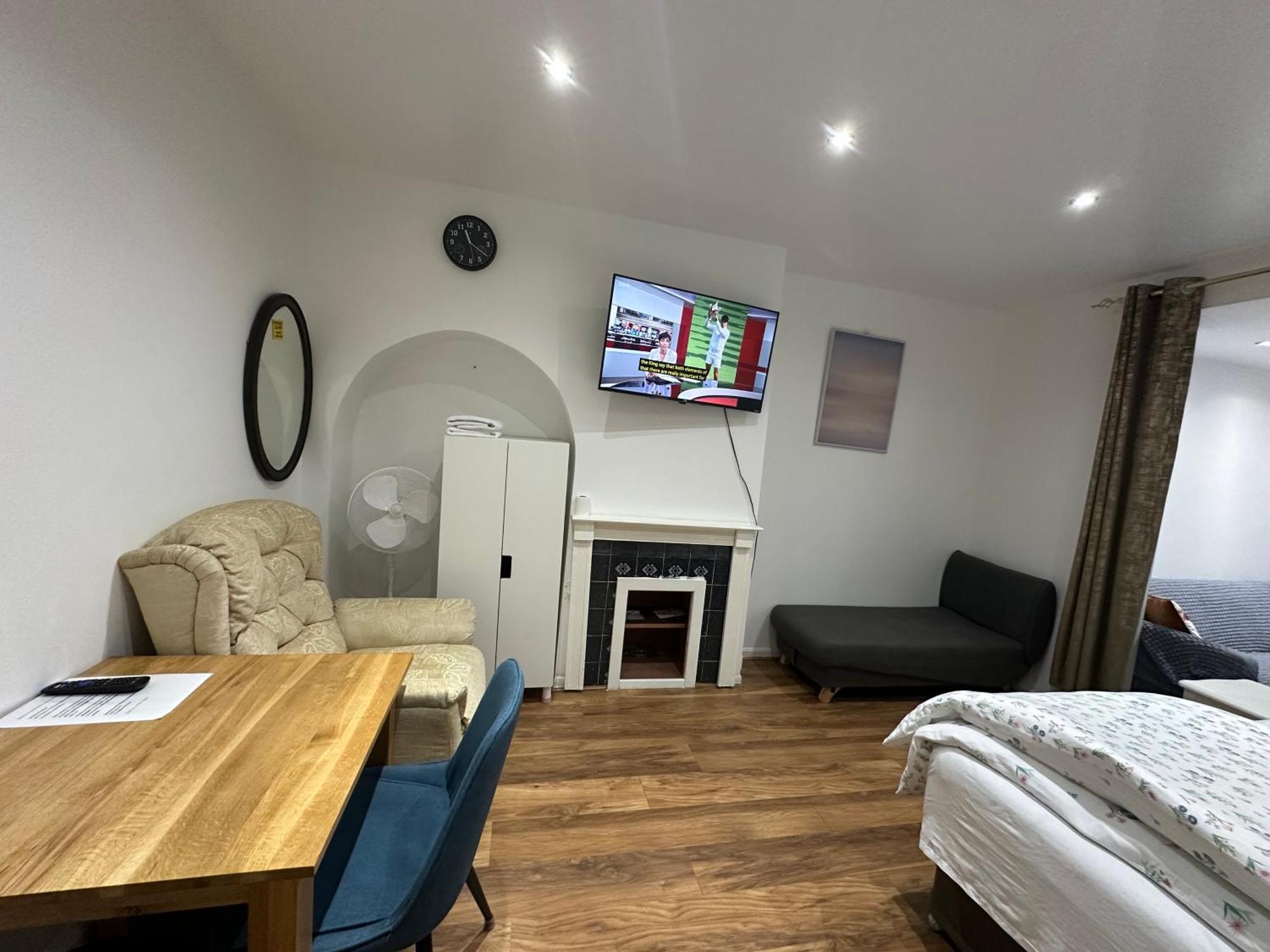 4Th Studio Flat With Private Own Bathroom A London Luxury Family Home Setup And Furnished With Double Bed Plus A Double Futon-Sofa Bed A Single Futon Bed A Baby Cot And Garden And Free Parking Exterior photo