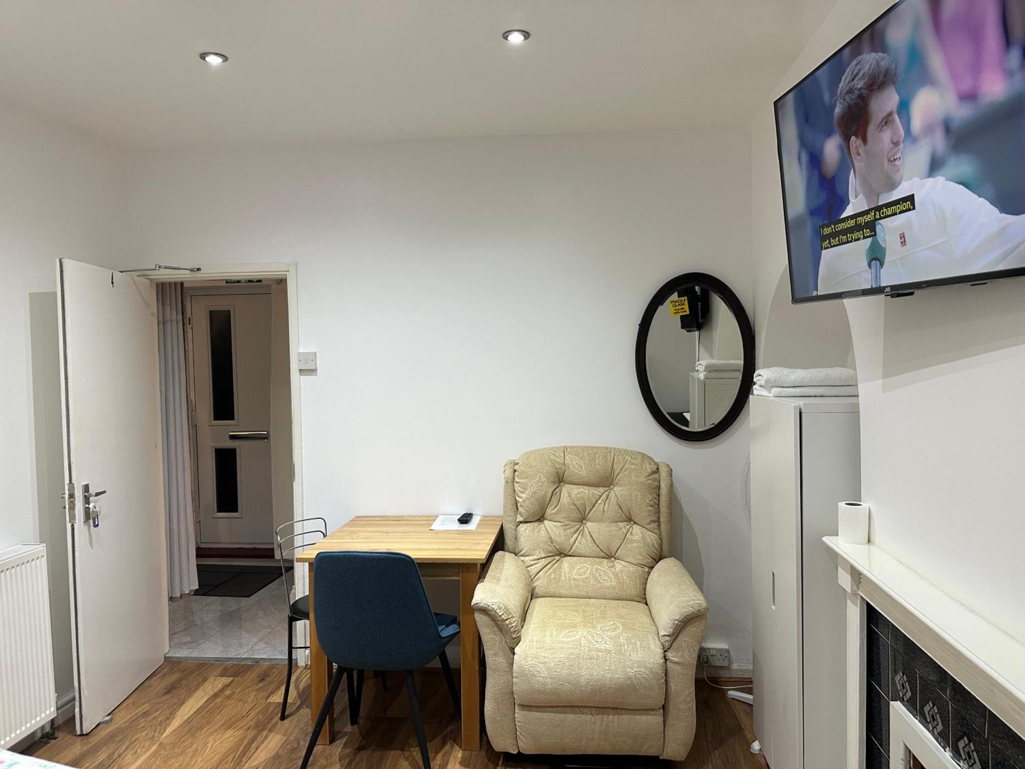 4Th Studio Flat With Private Own Bathroom A London Luxury Family Home Setup And Furnished With Double Bed Plus A Double Futon-Sofa Bed A Single Futon Bed A Baby Cot And Garden And Free Parking Exterior photo