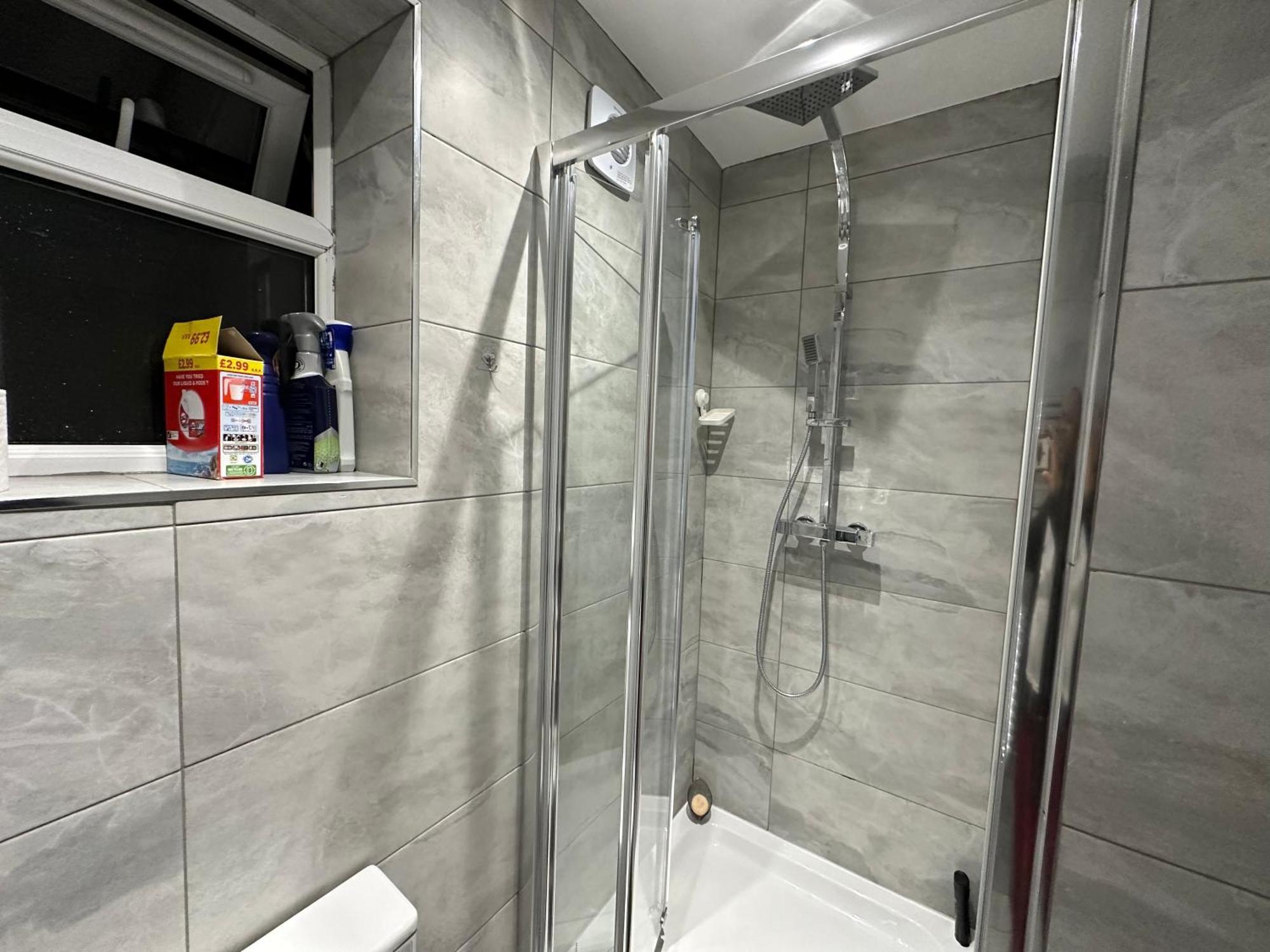 4Th Studio Flat With Private Own Bathroom A London Luxury Family Home Setup And Furnished With Double Bed Plus A Double Futon-Sofa Bed A Single Futon Bed A Baby Cot And Garden And Free Parking Exterior photo